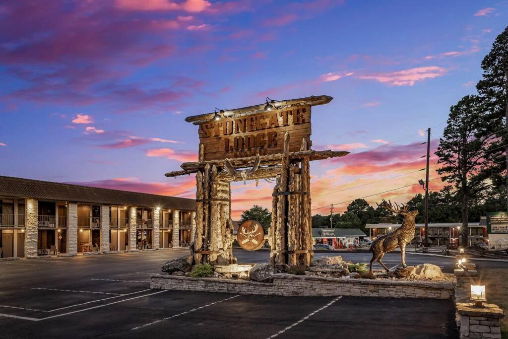 Stonegate Lodge 2 Queen Beds Wifi 50In Roku Tv Salt Water Pool Room #105 Eureka Springs Ngoại thất bức ảnh