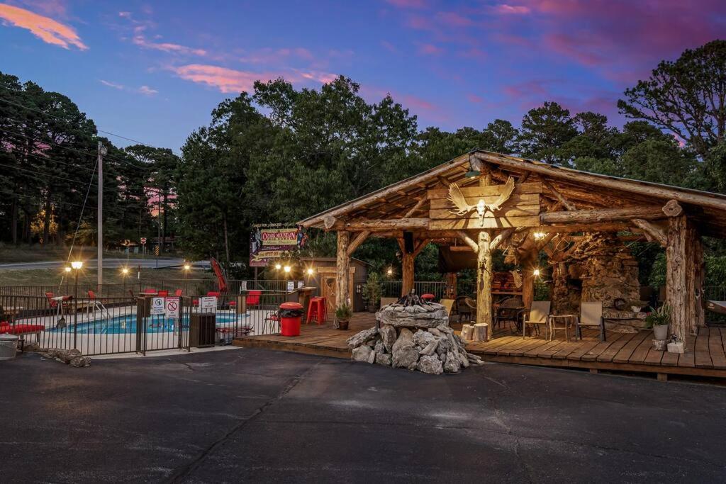 Stonegate Lodge 2 Queen Beds Wifi 50In Roku Tv Salt Water Pool Room #105 Eureka Springs Ngoại thất bức ảnh