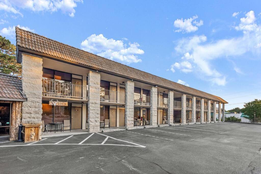 Stonegate Lodge 2 Queen Beds Wifi 50In Roku Tv Salt Water Pool Room #105 Eureka Springs Ngoại thất bức ảnh