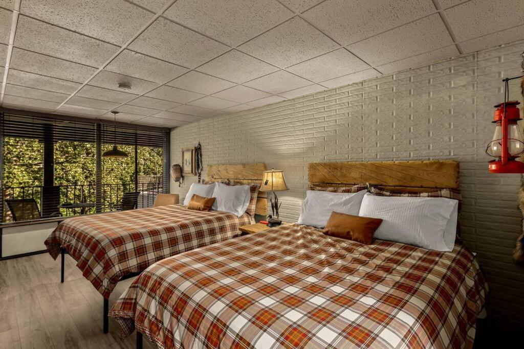 Stonegate Lodge 2 Queen Beds Wifi 50In Roku Tv Salt Water Pool Room #105 Eureka Springs Ngoại thất bức ảnh